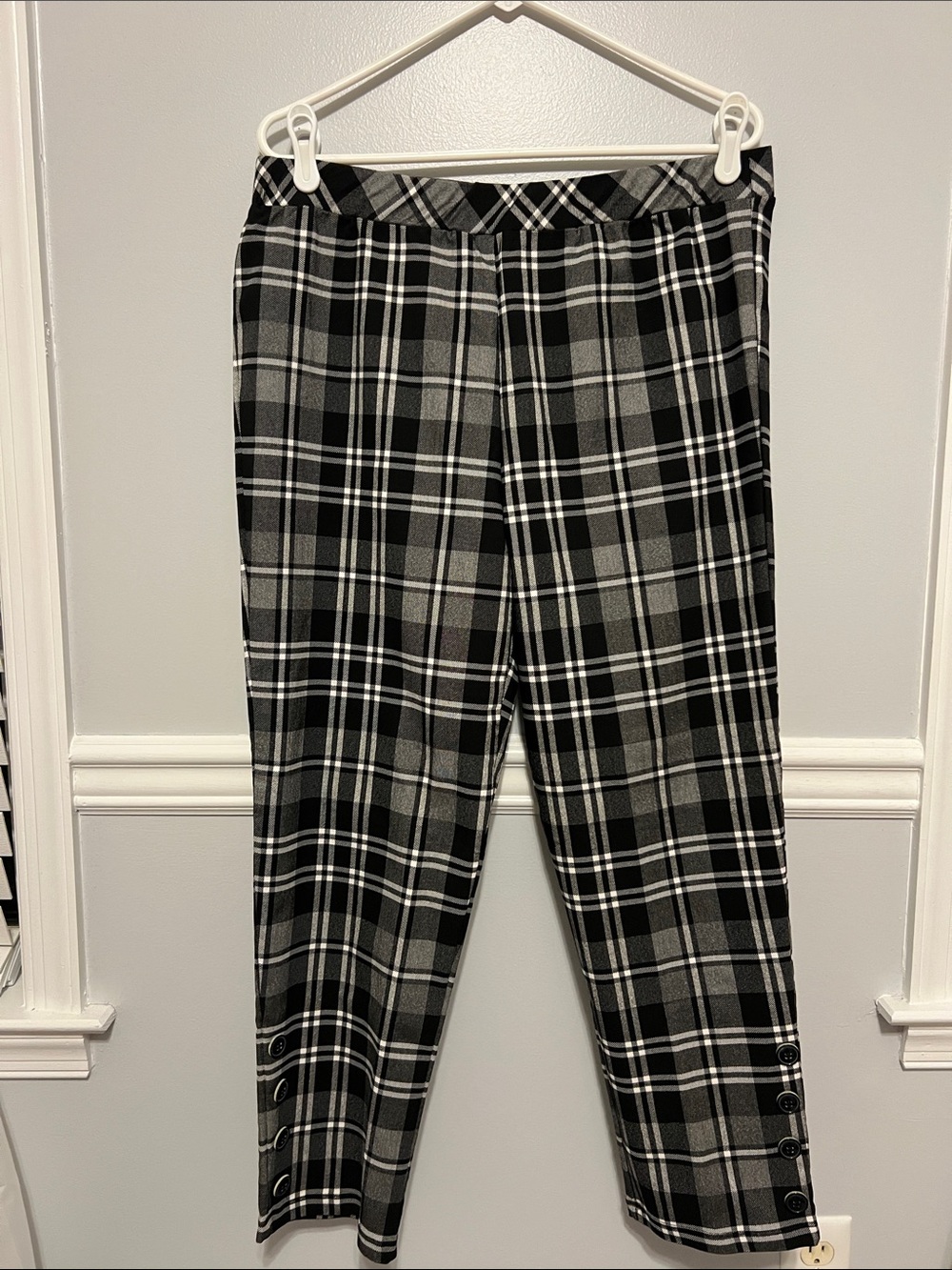 Melissa Paige Black & Gray Plaid Button-Hem Pants